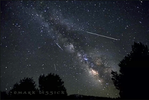 El astrofot&oacute;grafo Mark Lissick captur&oacute; esta imagen de las L&iacute;ridas y la V&iacute;a L&aacute;ctea el 22 de abril de 2013 en Hope Valley, California.