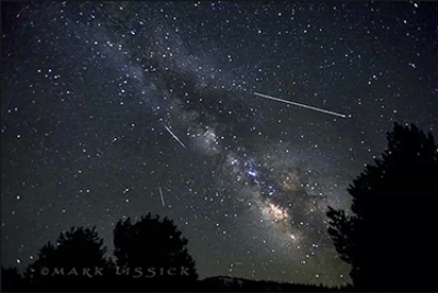 El astrofot&oacute;grafo Mark Lissick captur&oacute; esta imagen de las L&iacute;ridas y la V&iacute;a L&aacute;ctea el 22 de abril de 2013 en Hope Valley, California.